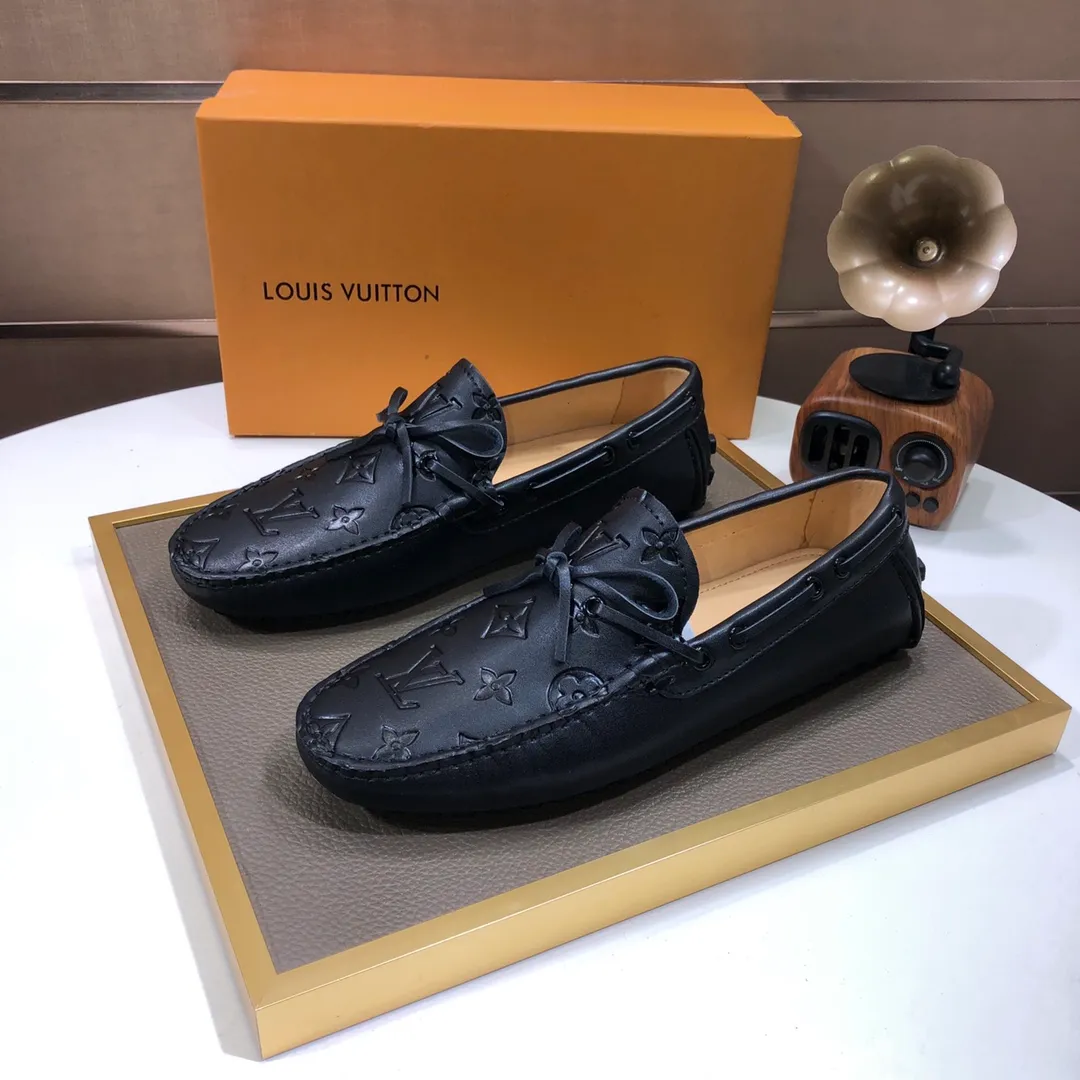 Men's men's shoes 💰420💰 [LV Doudou Shoes] (sheepskin lining) new model is on the market, available on the official website. The new Doudou shoes are processed into single-color materials, and the uppers are made of imported cowhide material. The body of the shoe is fully hemmed with mark thread, and is lined with imported original cowhide leather. The elegant shoe shape is super suitable for all-matching, and the size is 38-44.
